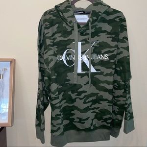 CALVIN KLEIN JEANS. camouflage printed hoodie